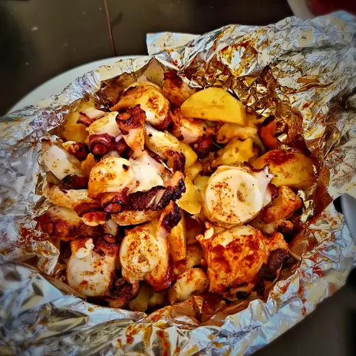 Pulpo a la proa con patatas en papel de plata